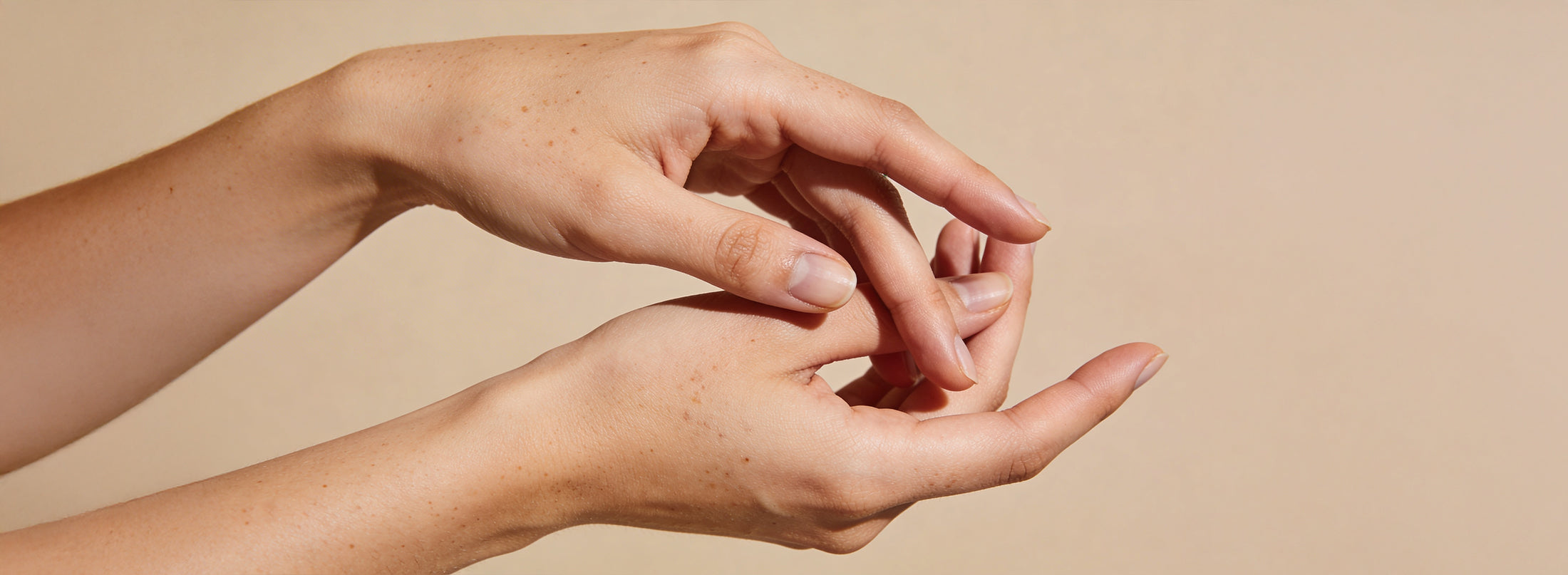 Macchie sulle mani: quali sono le cause e i rimedi