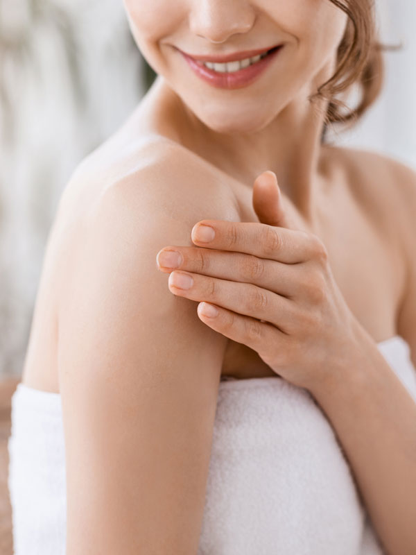 I consigli per trattare la pelle secca e sensibile del corpo