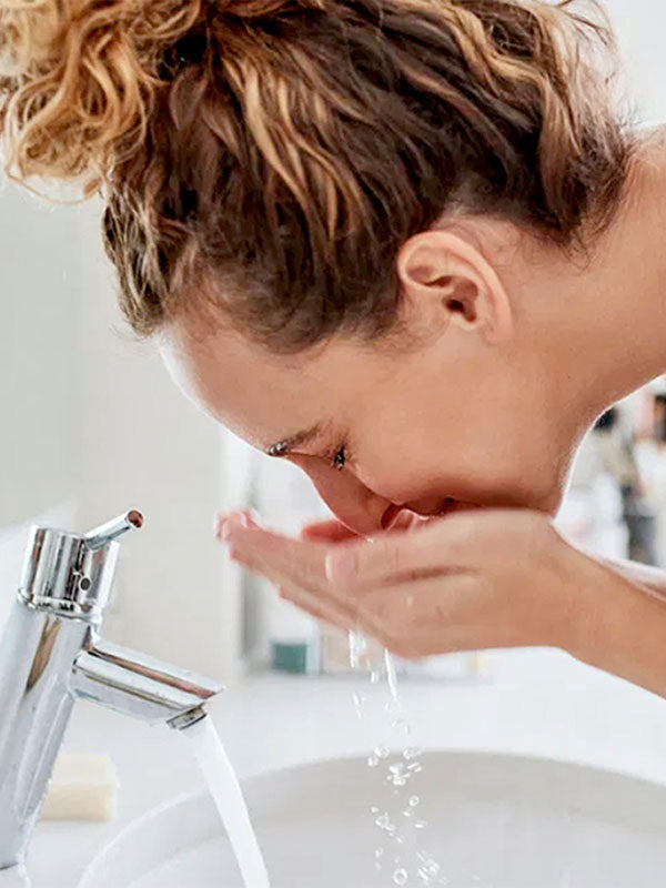 La detersione del viso ad azione antietà globale